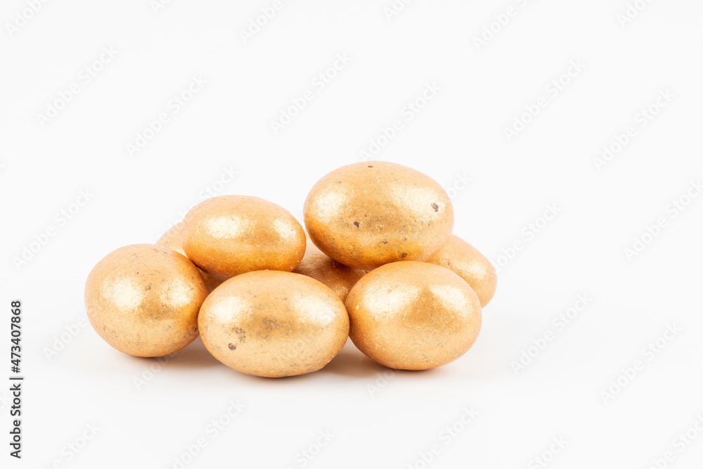 golden easter eggs isolated on a white background. Golden egg, isolated on white background. Vector golden egg. Shiny metallic Easter egg icon for your design. golden easter eggs isolated on a white background. Golden egg, isolated on white background. Vector golden egg. Shiny metallic Easter egg icon for your design.