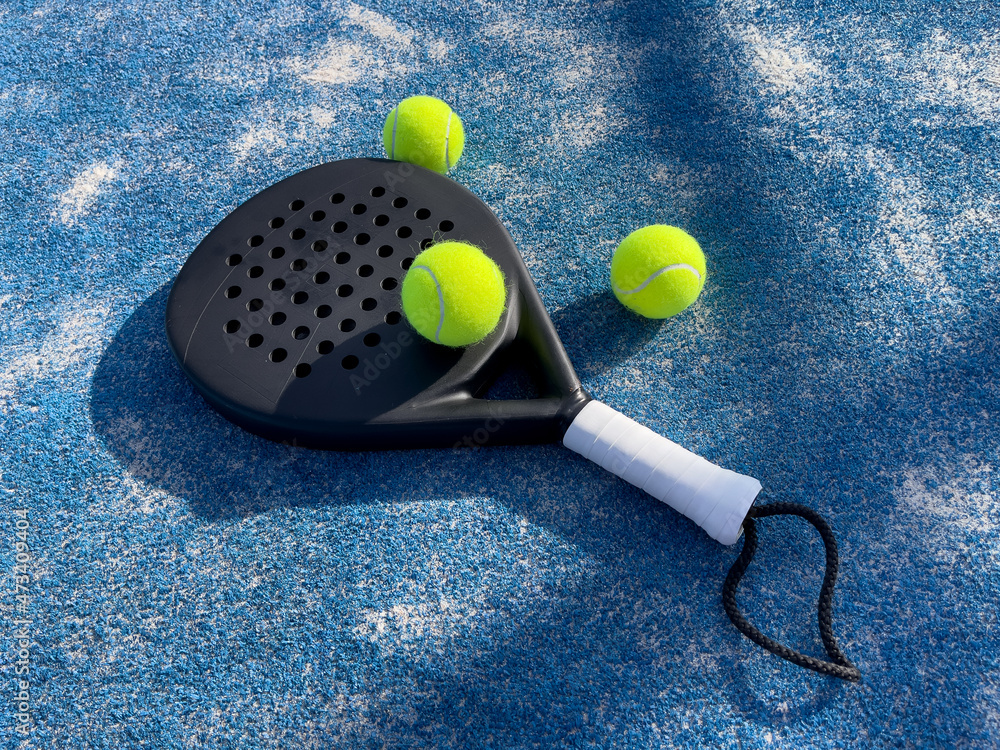 padel tennis, paddel tenis balls and rackets Stock 写真 | Adobe Stock