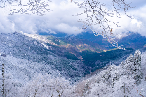 富山県中新川郡上市町と立山町にある大辻山周辺の雪が積もった風景をドローンで撮影 Drone photography of the snow-covered landscape around Mt. Otsuji in Kamiichi-cho and Tateyama-cho, Nakaniikawa-gun, Toyama Prefecture. photo