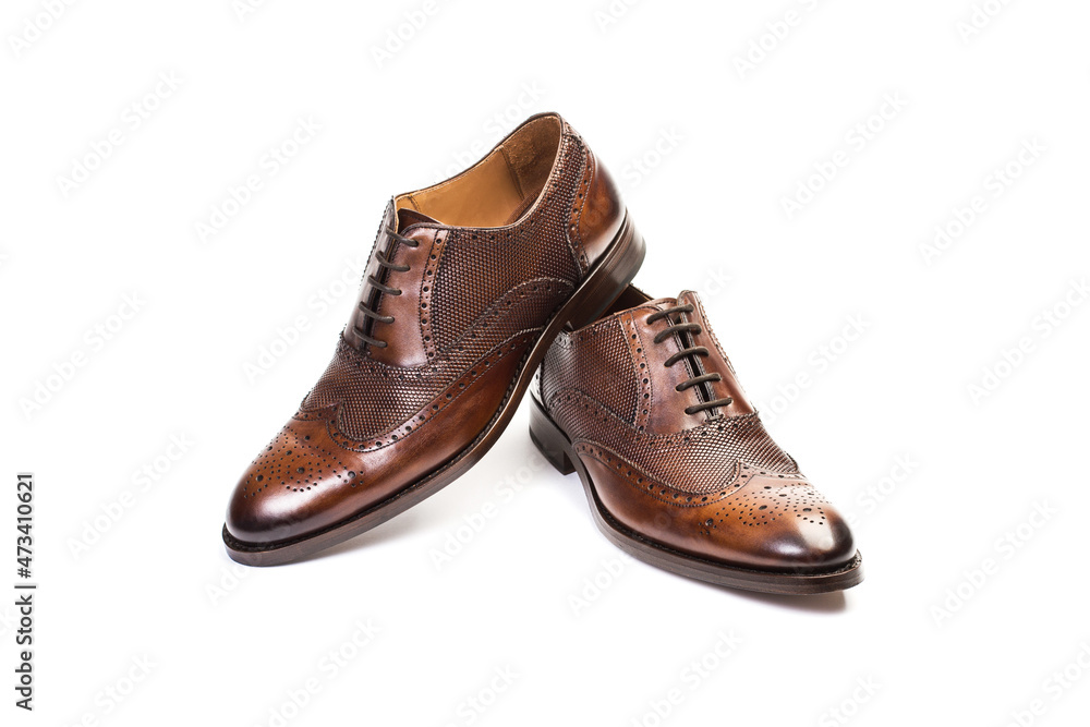 Zapatos de hombre de piel marrón con cordones sobre un fondo blanco liso y aislado. Vista de frente. Copy space Zapatos de hombre de piel marrón con cordones sobre un fondo blanco liso y aislado. Vista de frente. Copy space
