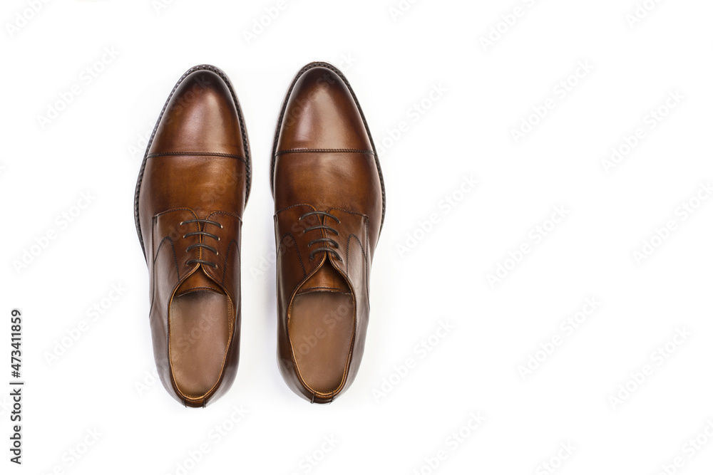 Zapatos de hombre de piel marrón con cordones sobre un fondo blanco liso y aislado. Vista superior. Copy space Zapatos de hombre de piel marrón con cordones sobre un fondo blanco liso y aislado. Vista superior. Copy space