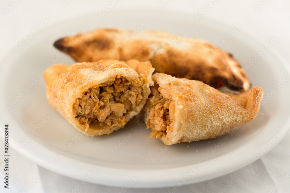 empanada argentina de carne picante cortada a la mitad empanada argentina de carne picante cortada a la mitad
