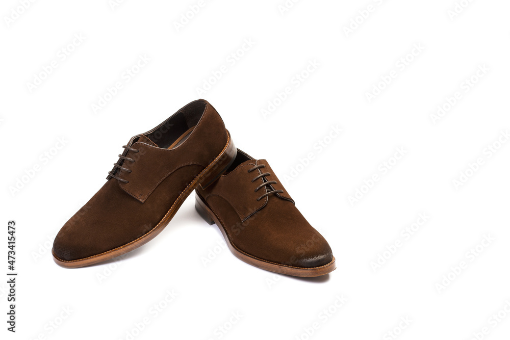 Zapatos de hombre de ante marrón con cordones sobre un fondo blanco liso y aislado. Vista de frente. Copy space