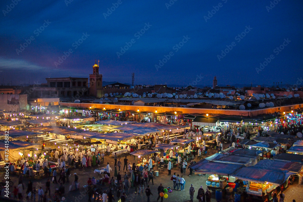 Obraz premium Crowd in Jemaa el Fna square in late afternoon at Marrakech, Morocco