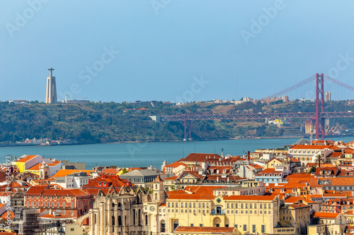 Fotografia View to downtown of Lisbon with banks of tagus river and bridge of 25 of April i