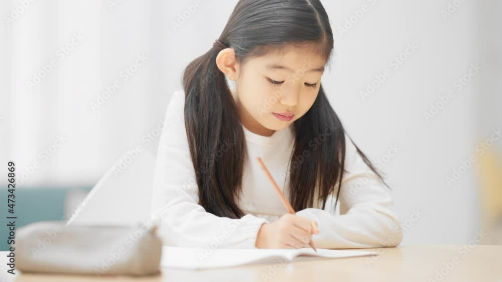 勉強をしている女の子
