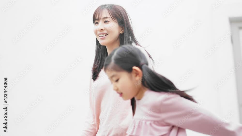 手をつないで歩く親子 手をつないで歩く親子