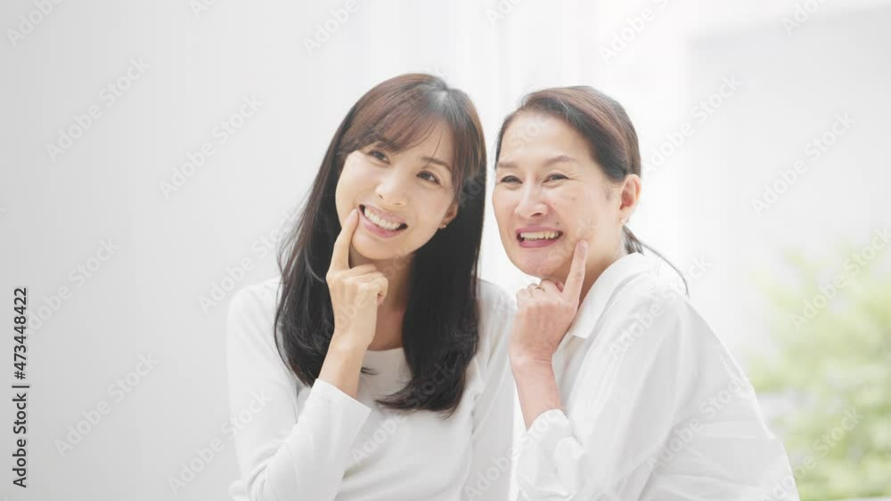 オーラルケアをするミドル女性とシニア女性 オーラルケアをするミドル女性とシニア女性