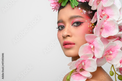 The woman wore pink makeup and beautifully decorated the flowers.