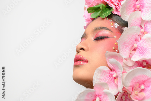 The woman wore pink makeup and beautifully decorated the flowers.