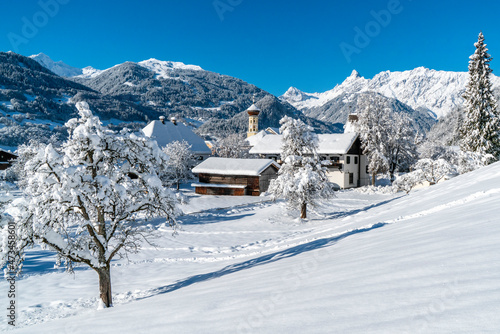 Verschneites Bergdorf in Österreich