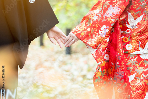 Wallpaper Mural 手をつなぐ和装の夫婦 Torontodigital.ca
