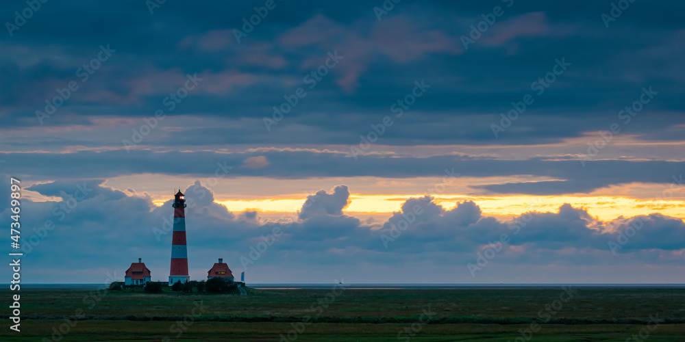 Fototapeta premium Leuchtturm Westerheversand am Watt der Nordsee 