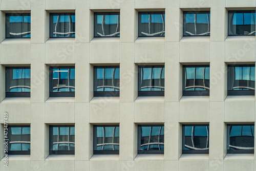 幾何学模様のビルの窓【イメージ素材】