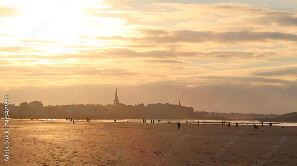 Fototapeta premium Paysage de coucher de soleil sur la grande plage du Sillon à Saint-Malo en Bretagne, à marée basse (France)