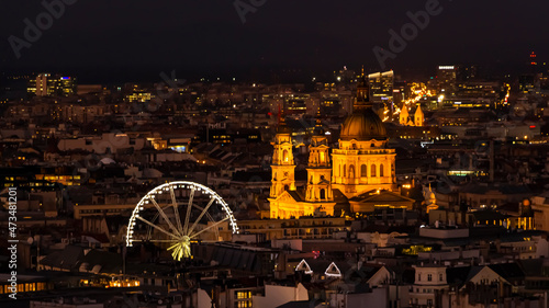 St. Stephen's Basilica and the Budapest Eye in the night light © Pete30
