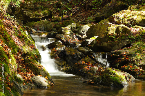 秋の「源氏の滝」。宮城県気仙沼市。
