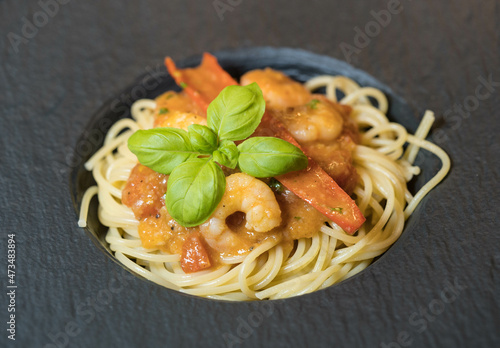 Spaghetti a la busara, Garnelen mit Pasta photo