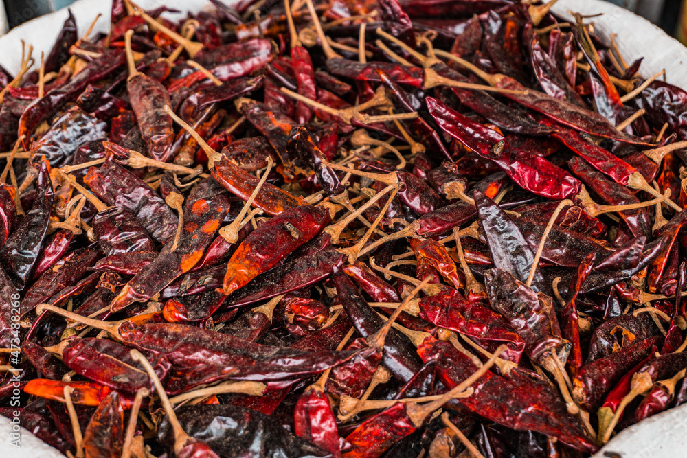 Czerwona papryka chili, zbliżenie na azjatyckim targu z warzywami. - obrazy, fototapety, plakaty 