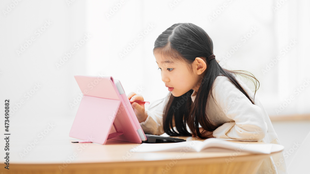 タブレットパソコンで勉強する女の子 タブレットパソコンで勉強する女の子