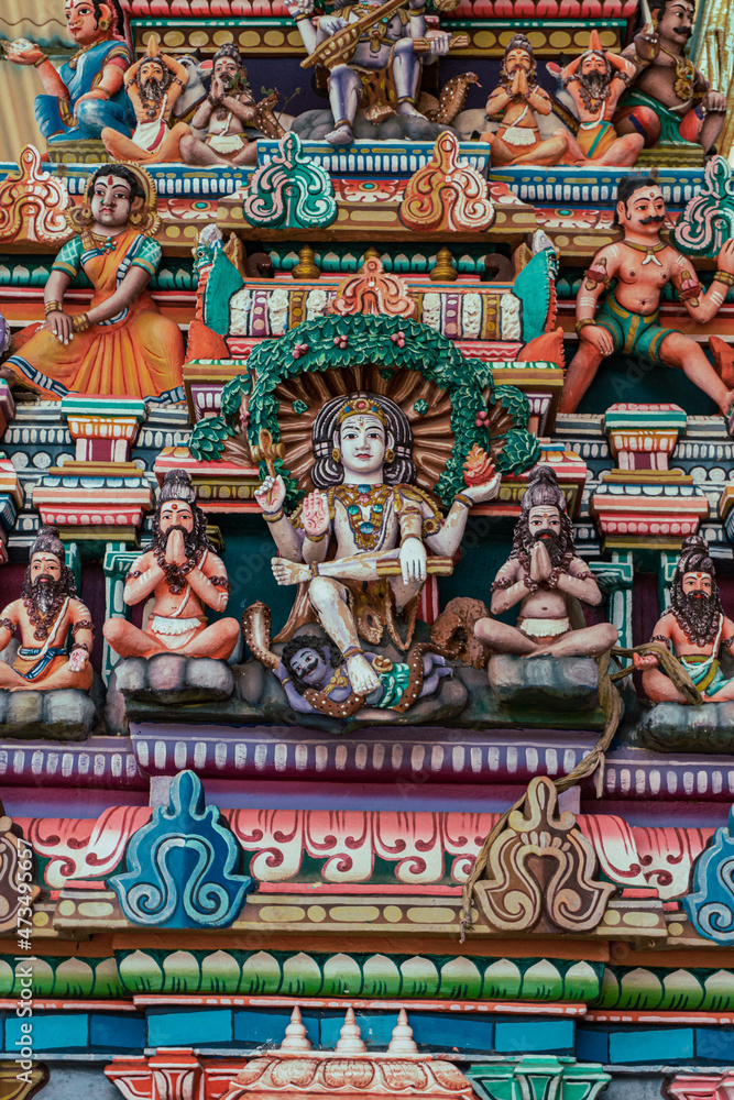 Hinduska świątynia w Azji, pięknie zdobione ołtarze, rzeźby hinduskich Bogów.