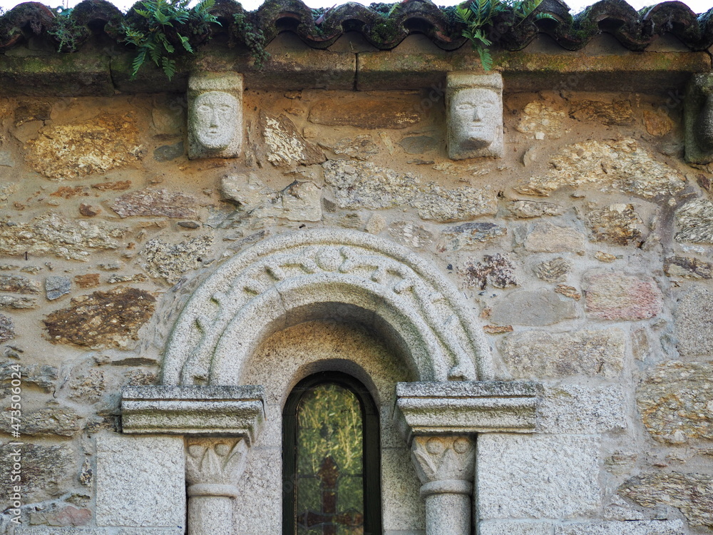 ventana lateral neorromanica de la iglesia romanica de santa eufemia do monte de toques, con arco de medio punto apoyado sobre dos machanas,  la coruña, españa, europa