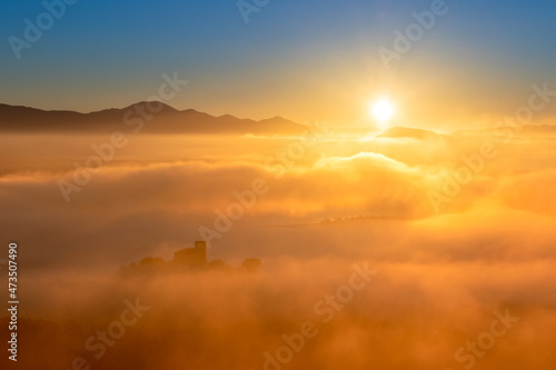 Amanece sobre la niebla