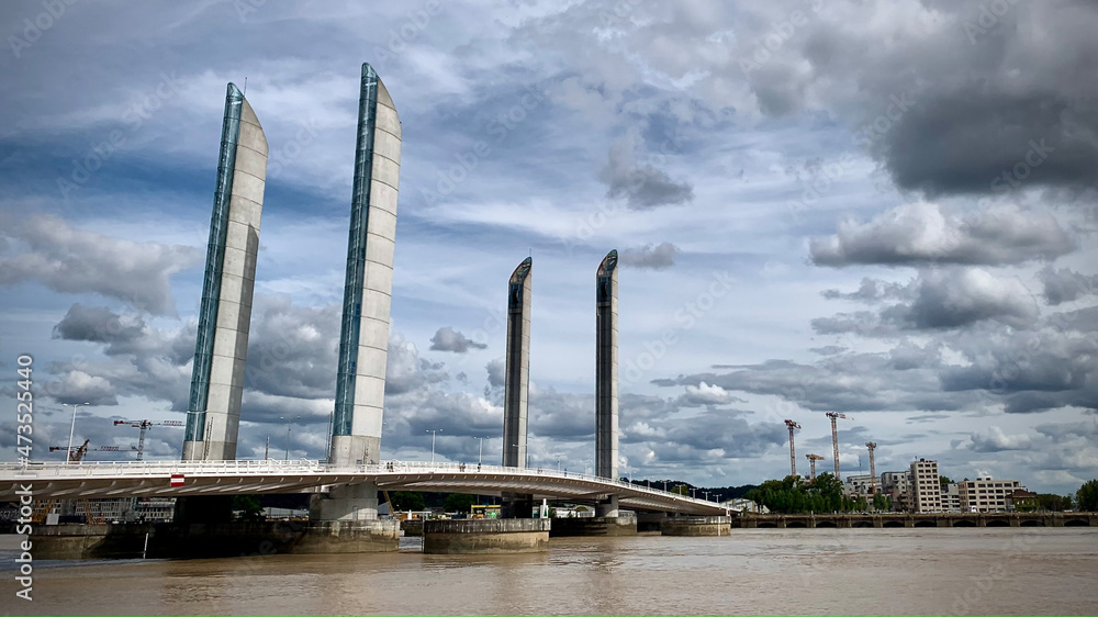 Obraz premium Pont sur fleuve avec ciel couvert.