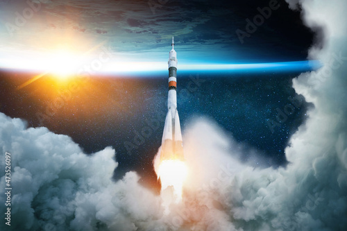 Valokuva Rocket takes off into space with the planet