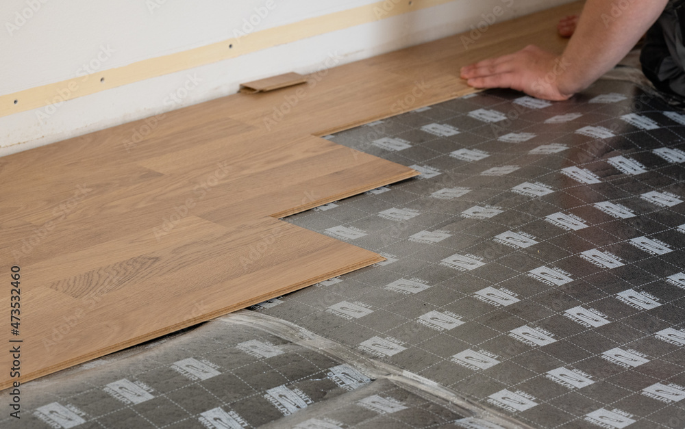 Laminat auf einem Fußboden in einer Wohnung verlegen