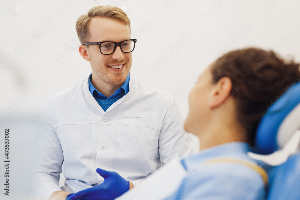 Fototapeta premium Male dentist having conversation with patient