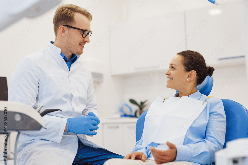 Fototapeta premium Client and dentist talking about treatment procedure