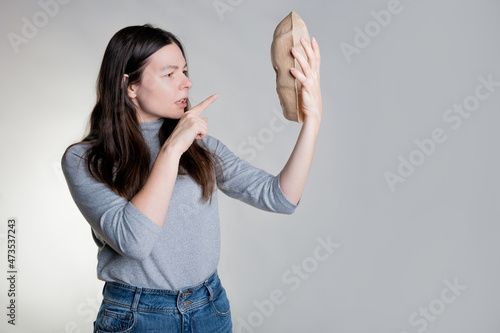 Canvastavla Self-criticism, a young woman criticizes a part of herself, a concept