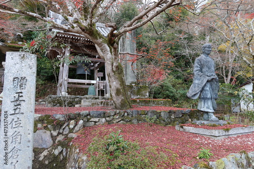 Hounenshounin-zou Figure and Shiawasenokane Belfry and autumn leaves in the precincts of Nison-in Temple at Sagano in Kyoto City in Japan 日本の京都市嵯峨野にある二尊院境内の法然上人像としあわせの鐘と紅葉 photo