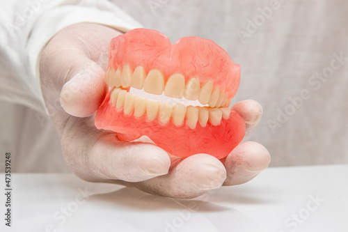 Denture, false jaw.