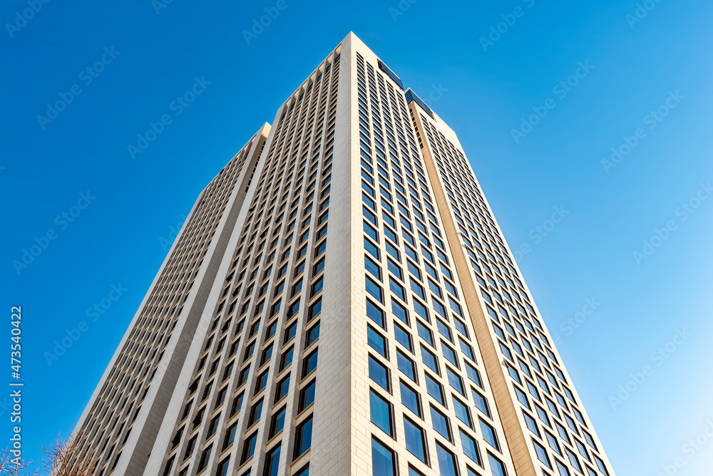 Hochhaus aus der Froschperspektive vor blauem, wolkenlosen Himmel Hochhaus aus der Froschperspektive vor blauem, wolkenlosen Himmel