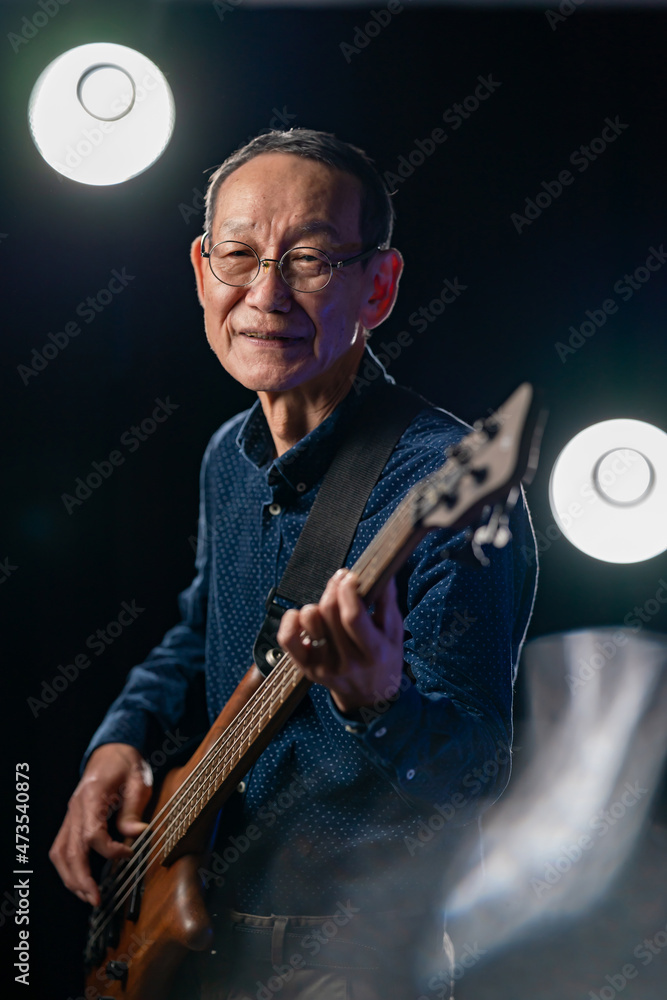 Obraz premium Bass・演奏・男性
