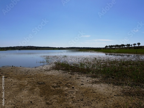 Lac de retenu du barrage d'Alvito dans la région de Beja région de l'Algarve au sud du Portugal photo