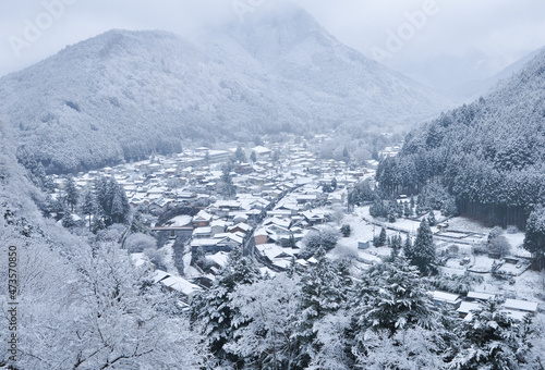 雪に覆われた洞川温泉と大峰山系