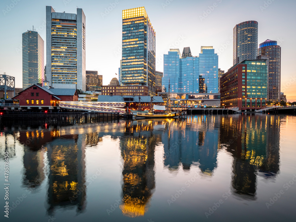 Fototapeta premium Boston in Massachusetts, USA showcasing the Boston Harbor and Financial District.