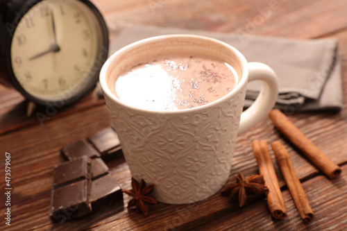 Photos hot milk with cocoa and spices
