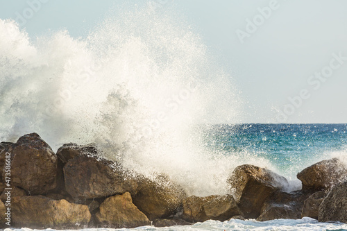 Obraz na płótnie Wave breaking on the rocks w salonie