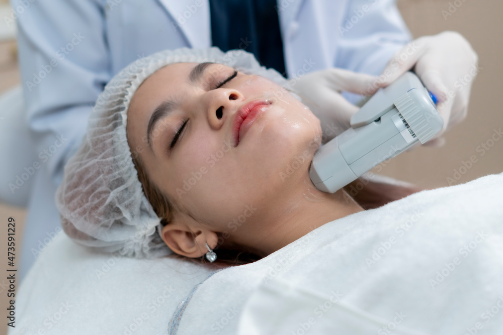 Close up the dermatologist apply the High intensity focus ultrasound to the woman face for the facial treatment, rejuvenation and anti-aging. Close up the dermatologist apply the High intensity focus ultrasound to the woman face for the facial treatment, rejuvenation and anti-aging.