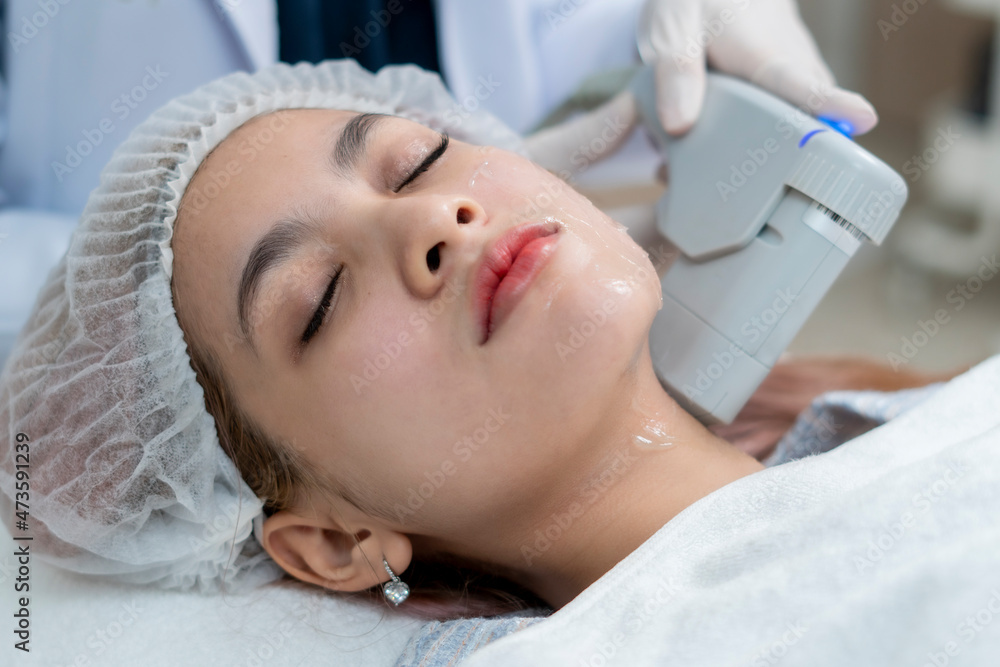 Close up the dermatologist apply the High intensity focus ultrasound to the woman face  for the facial treatment, rejuvenation and anti-aging.