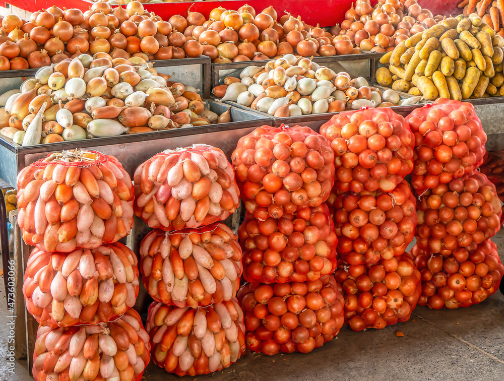 Uzbekistan, Margilan, it's onion season in the weekly Bazar