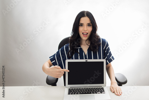 Mujer sorprendida con computadora