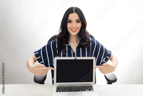 Mujer sonriente con computadora photo