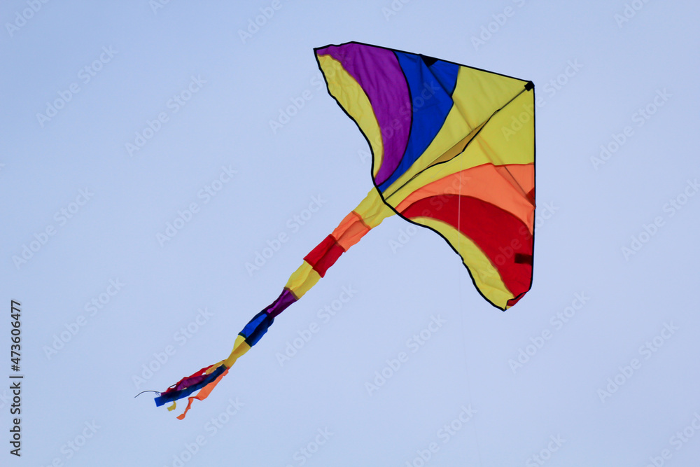 Ein Bunter Lenkdrachen, Drachen mit bunten Schwanz am Himmel. Ein Bunter Lenkdrachen, Drachen mit bunten Schwanz am Himmel.