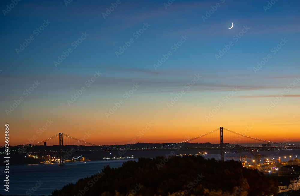Fototapeta premium Ponte 25 de Abril Brücke mit Mond