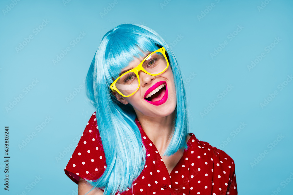 Obraz premium cheerful woman purple hair yellow glasses fashion glamor
